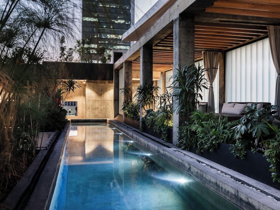 Una piscina al aire libre, camas de piscina gratis, sombrillas