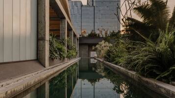 Een buitenzwembad, gratis zwembadcabana's en parasols bij het zwembad