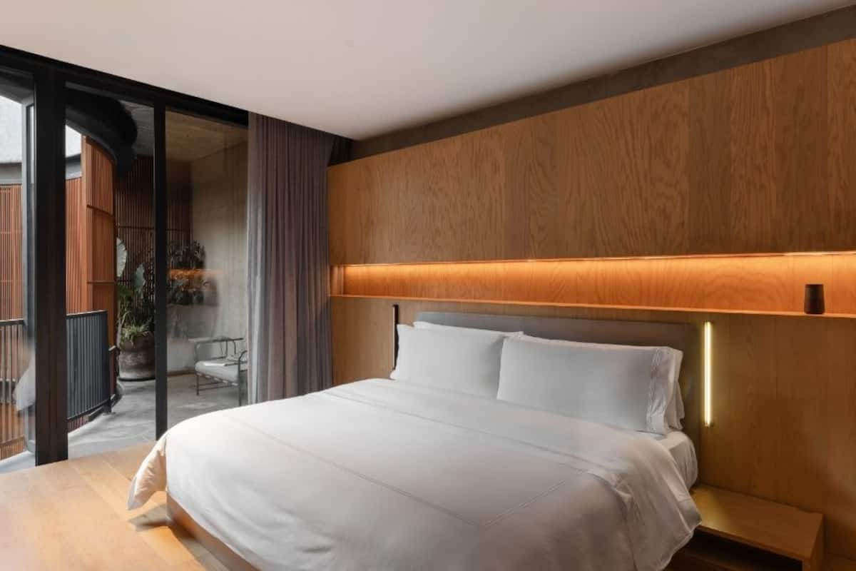 Egyptian cotton sheets, premium bedding, down duvets, in-room safe