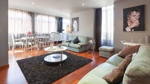 A modern living room with a sofa, a dining table with chairs, and a coffee table. - Sea's House Moledo (Moledo)