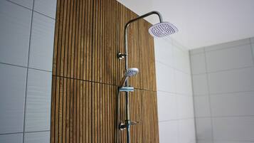 Badewanne, Haartrockner, Seife, Toilettenpapier