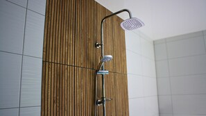 Baignoire, séchoir à cheveux, savon, papier de toilette