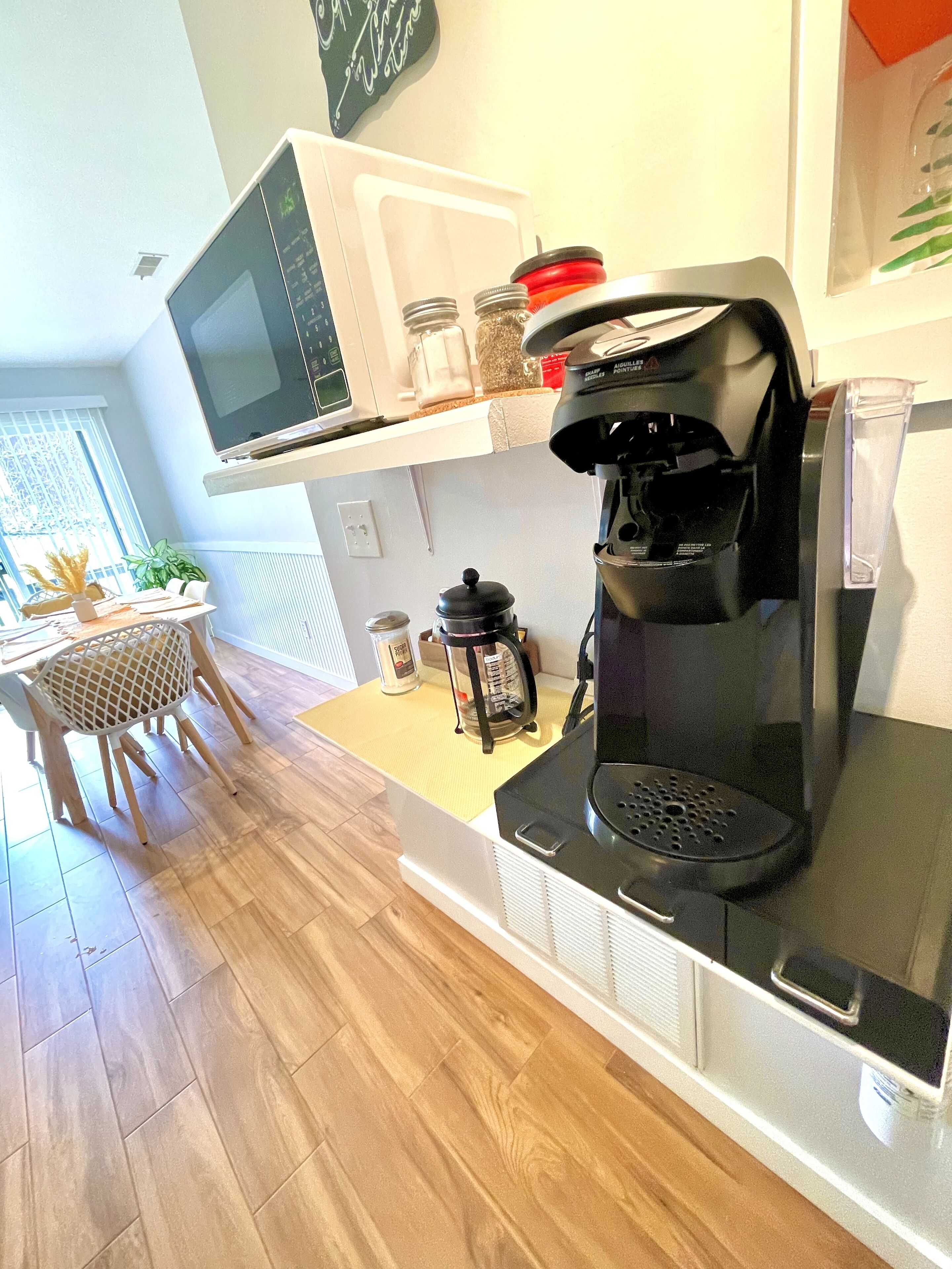 2 bedroom cozy condo with parking on premises