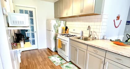 2 bedroom cozy condo with parking on premises