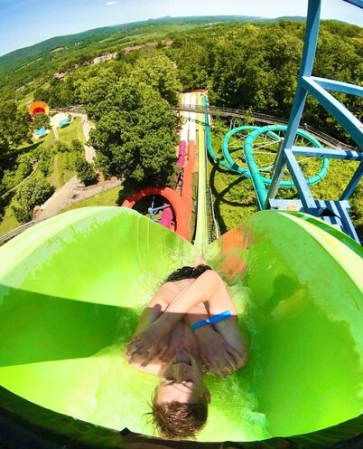 2 bedroom cozy condo with parking on premises