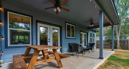 Quaint ranch home with chic finishes & large patio/yard