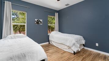 4 bedrooms, desk, iron/ironing board, free WiFi