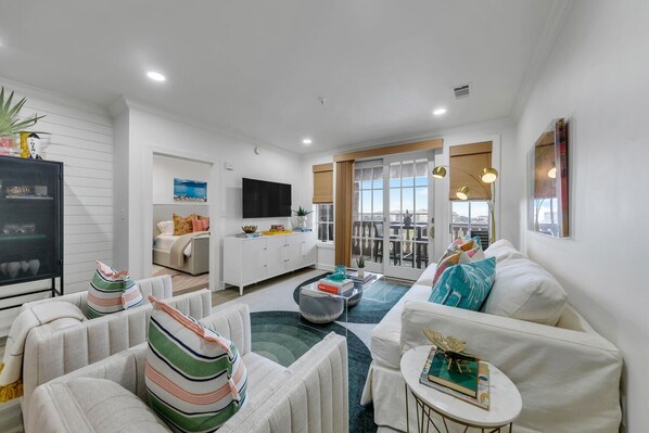 Smart TV - Newly Renovated Professionally Decorated Gulf Views! Pool & Beach Access. (Seacrest Beach)