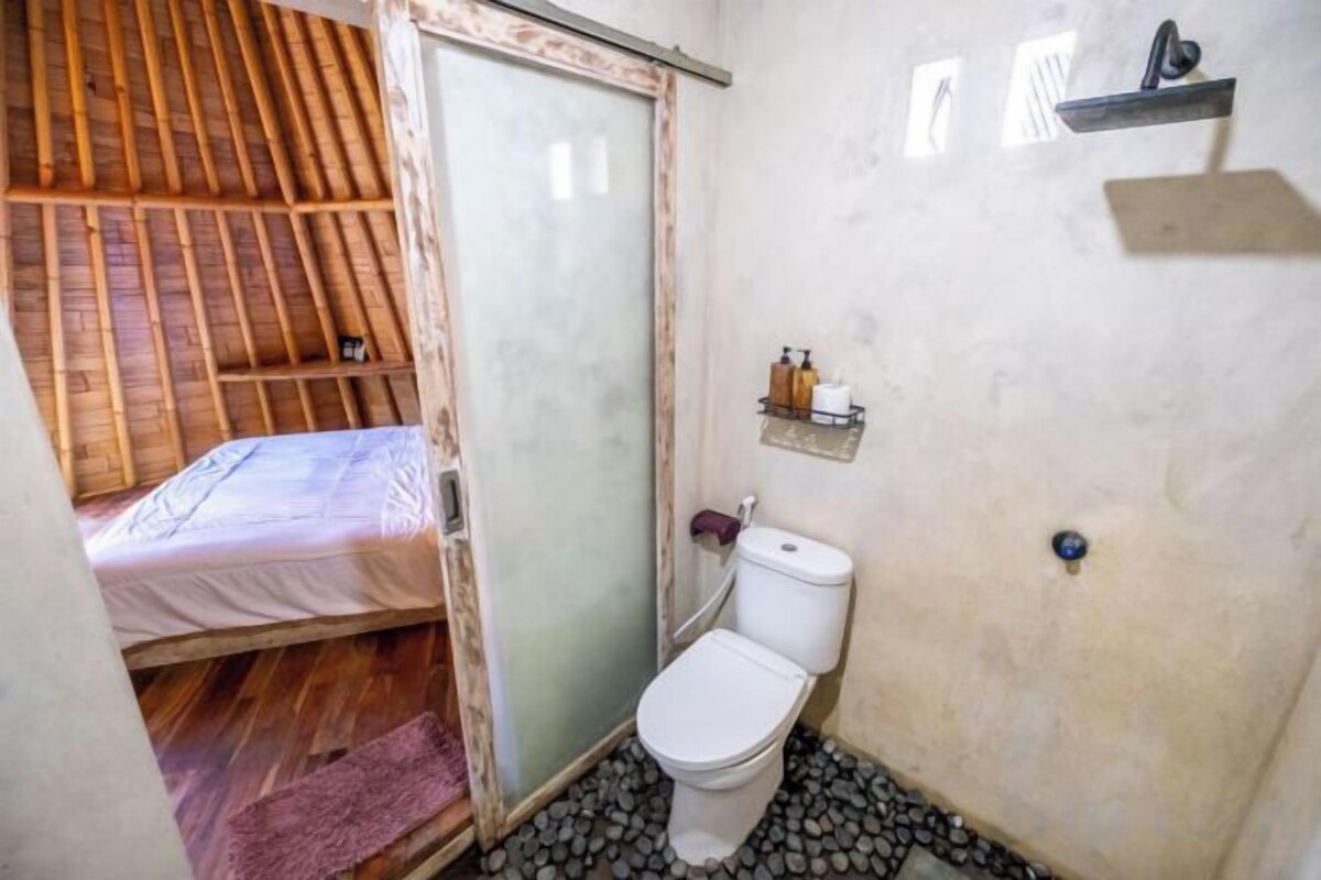 Baño | Ducha, cabezal de ducha con hidromasaje, bidé y toallas