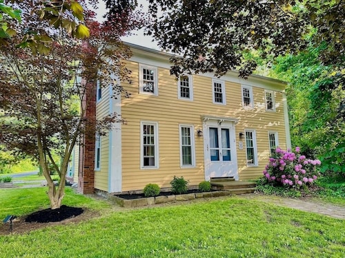 Charming renovated historical farmhouse in the heart of wine country!