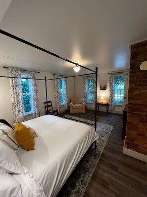 4 bedrooms, desk, iron/ironing board, free WiFi - Charming renovated historical farmhouse in the heart of wine country! (Madison)