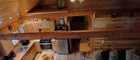 Smart-tv, pejs, dvd-afspiller, bøger