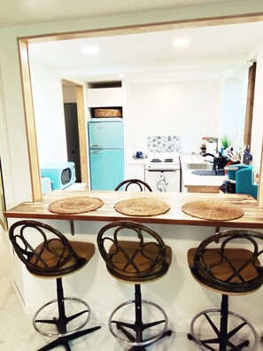 冷蔵庫、電子レンジ、オーブン、コンロ