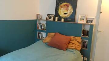 3 bedrooms, desk, iron/ironing board, travel crib