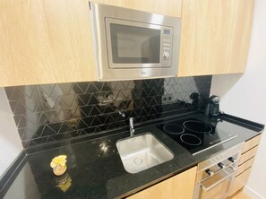 ثلاجة، ميكروويف، فرن، غسالة أطباق