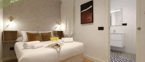 1 habitación, tabla de planchar con plancha, wifi gratis y ropa de cama