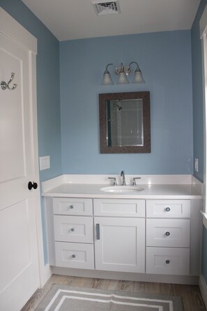 Tina con regadera, secadora de cabello, toallas, jabón