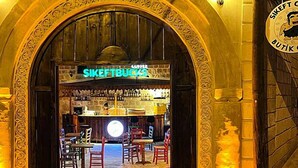 An entrance to a building with an ornate archway and a sign for 'SKEIFTBUCKS' inside. - Şikeft Butik Otel (Midyat)