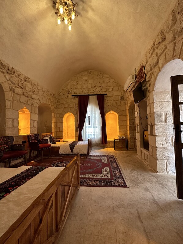 Standard Double or Twin Room | Premium bedding, minibar, desk, laptop workspace - Şikeft Butik Otel (Midyat)