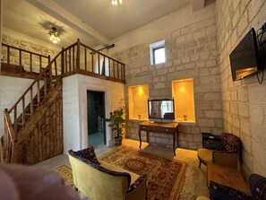 Comfort Double Room, 1 Bedroom, Courtyard View | Premium bedding, minibar, desk, laptop workspace - Şikeft Butik Otel (Midyat)