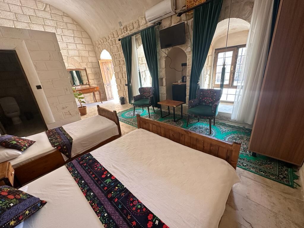 أغطية فراش متميزة وميني بار ومكتب ومساحة عمل للكمبيوتر المحمول