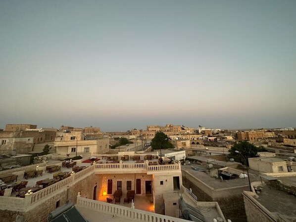 Une vue sur un paysage urbain, avec un bâtiment remarquable doté d’un balcon et d’une cour intérieure.
