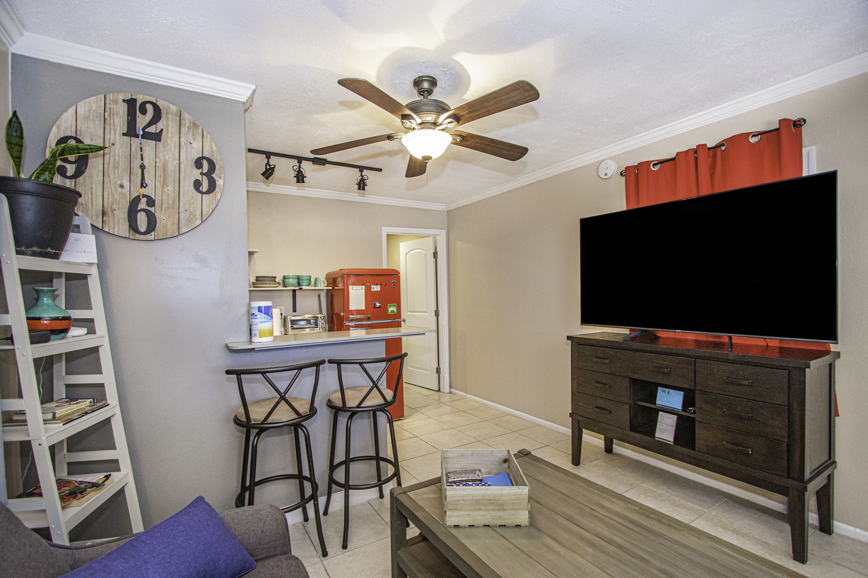 Cozy Clearwater Apt w/ King Bed & Private Balcony