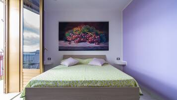 2 dormitorios, caja fuerte, escritorio y tabla de planchar con plancha