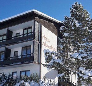Un bâtiment moderne sur lequel on peut lire l’inscription « Haus Alpenland ».