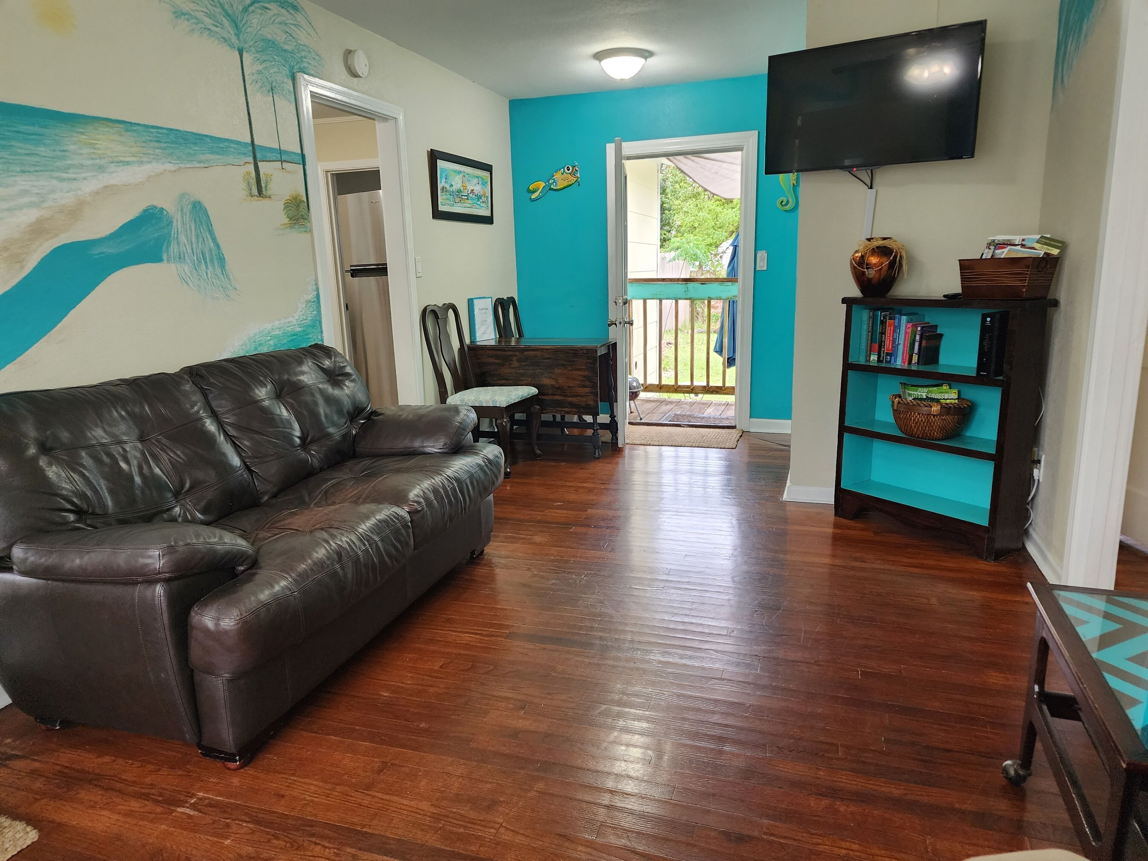 Whimsical little house near NAS/Downtown 