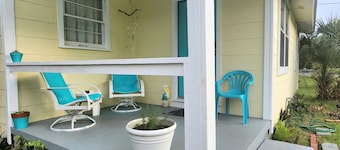 Whimsical Mermaid house 3 miles Downtown & NAS