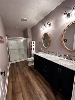 Combined shower/bathtub, hair dryer, towels, soap