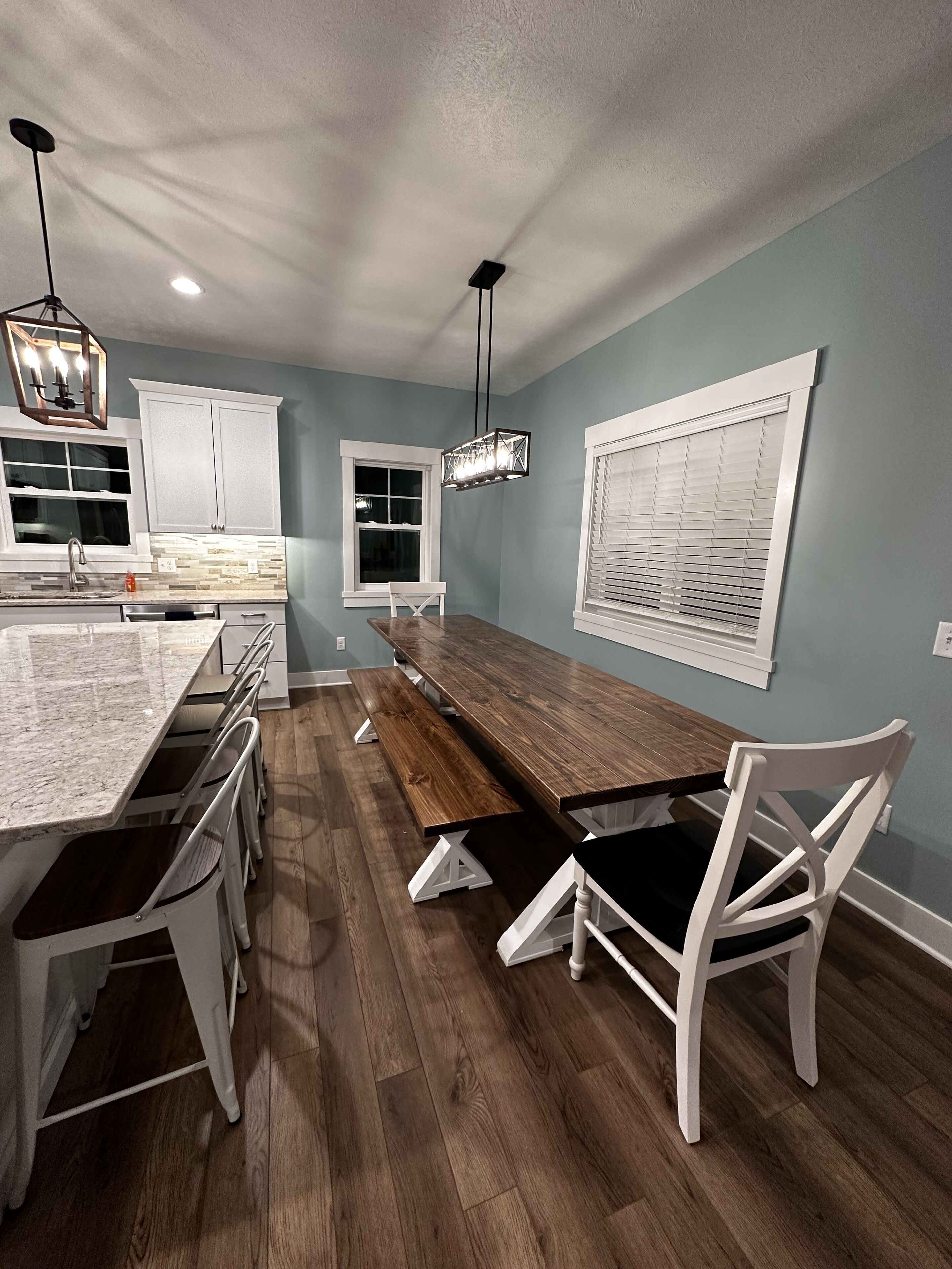 Luxurious 2800 sqft cottage, covered patio, fire pit, heated association pool 