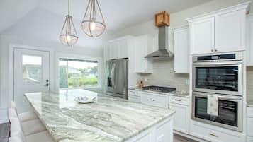 Geladeira, micro-ondas, fogão, cooktop