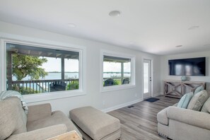 Smart TV, computer monitors