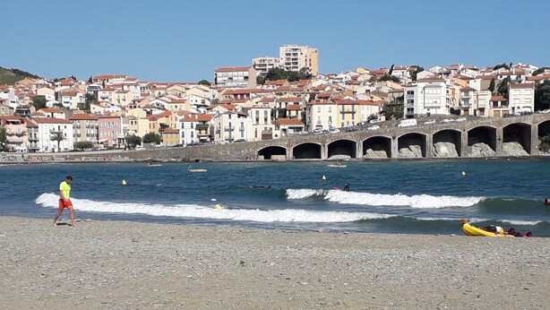 A coastal town with a rocky beach, a bridge, and buildings in the background. - 5mn from the sea studio T1 Banyuls sur mer (Banyuls-sur-Mer)