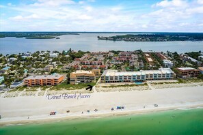 Beach nearby, sun-loungers, beach towels