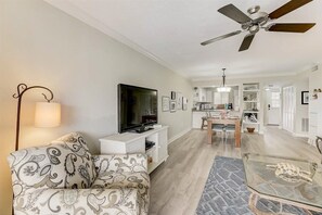Smart TV, books - ~Stay More, Spend Less – Book Your Beach Trip Now~ (Bradenton Beach)