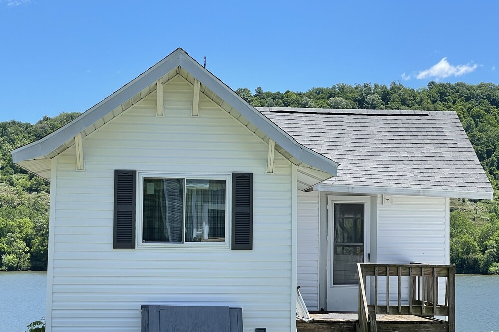 Relaxing one bedroom cottage backs up to OH River