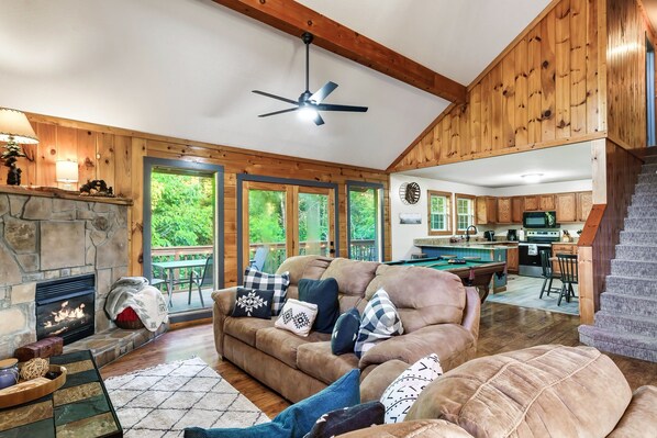 Smart TV, fireplace, video games, books - 2 Kings > Hot Tub > Location > Pool Table > Arcade > Full Kitchen>Fire Pit 🔥 (Sevierville)