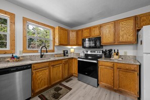 Fridge, microwave, oven, stovetop - 2 Kings > Hot Tub > Location > Pool Table > Arcade > Full Kitchen>Fire Pit 🔥 (Sevierville)
