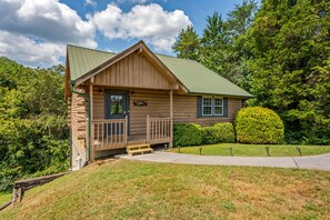 Exterior - 2 Kings > Hot Tub > Location > Pool Table > Arcade > Full Kitchen>Fire Pit 🔥 (Sevierville)