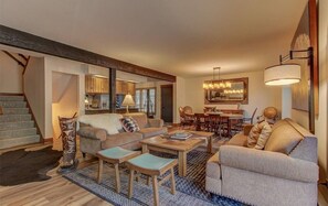 Smart TV, caminetto, lettore DVD