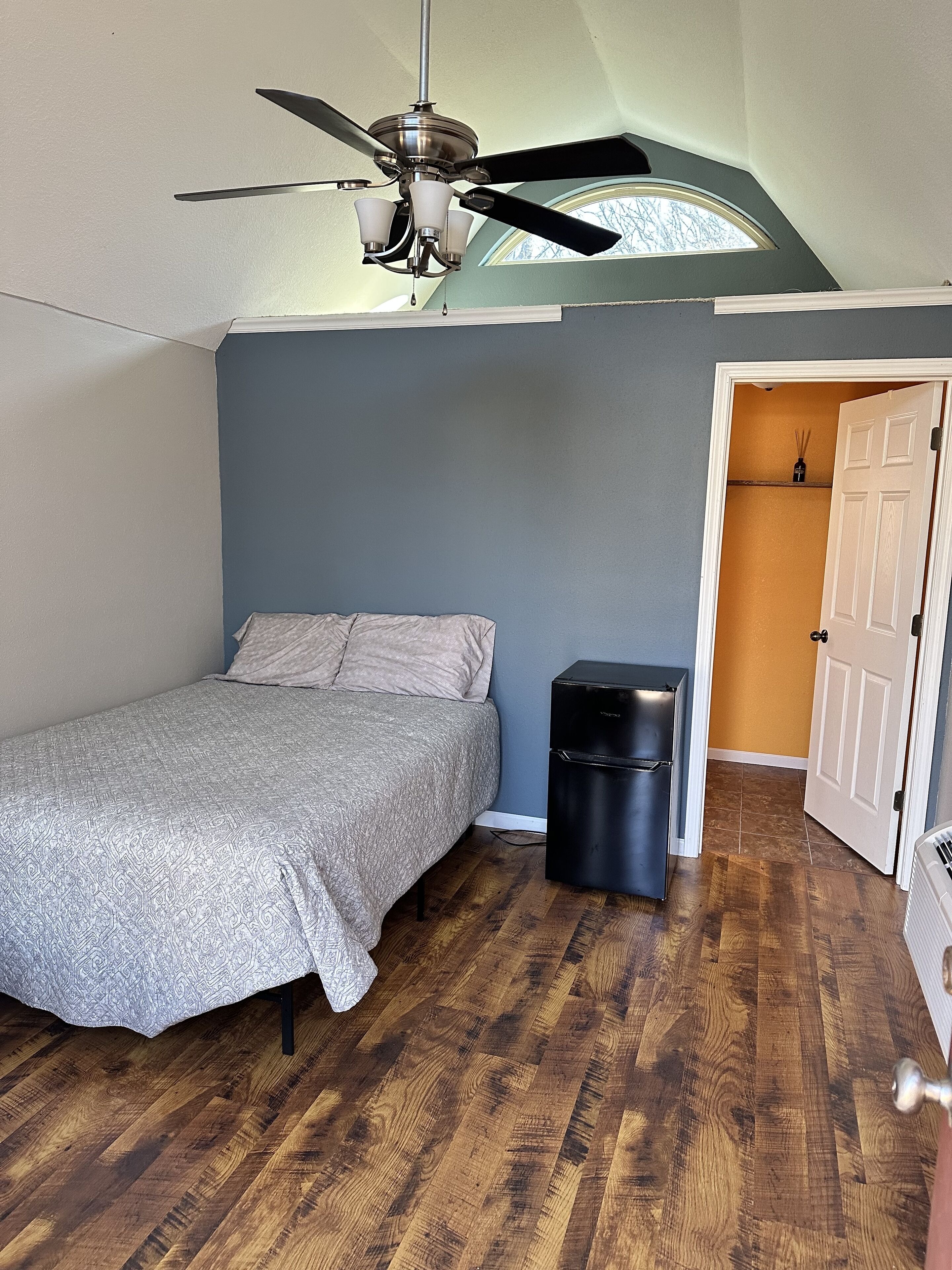 3 bedrooms, bed sheets