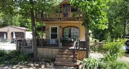 The Summer Shanty; quiet & cozy!