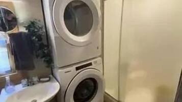 Douche, serviettes fournies, papier toilette
