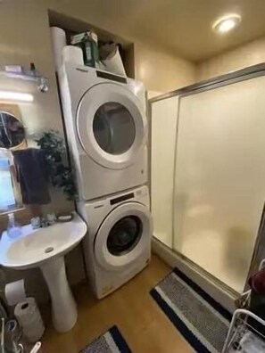 Douche, serviettes fournies, papier toilette
