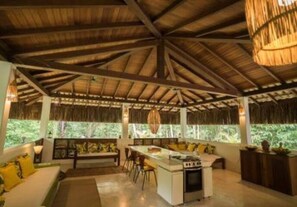 Refrigerador con freezer, horno, licuadora, plancha de cocina