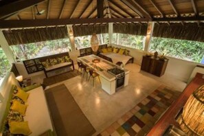 Refrigerador con freezer, horno, licuadora, plancha de cocina