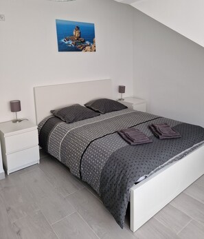 2 chambres, fer et planche à repasser, draps fournis